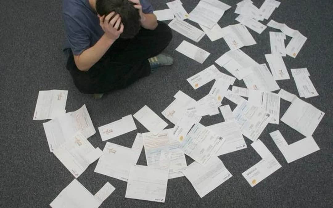 Czy komornik może zrobić debet na koncie? Poznaj swoje prawa i możliwości