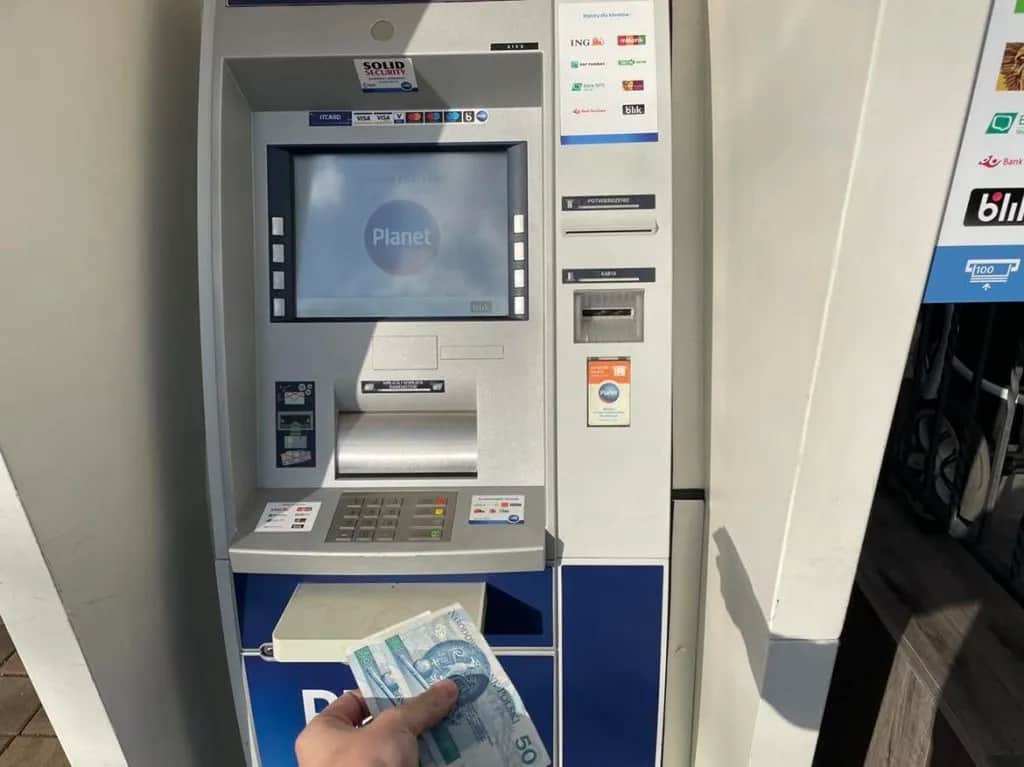 Jak działa wpłatomat Pekao? Prosty sposób na szybkie wpłaty gotówki